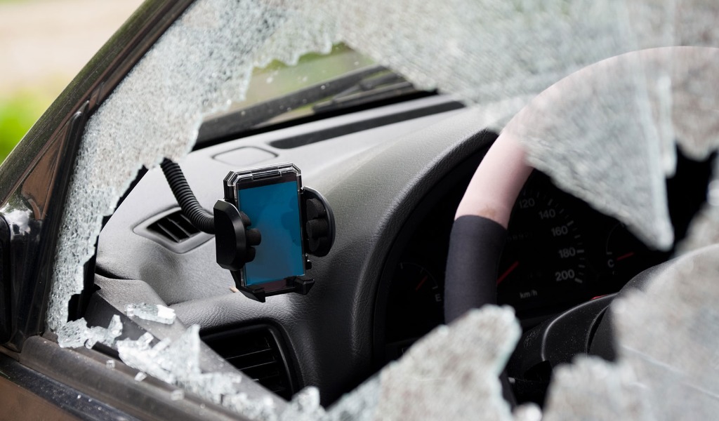 Bloccato mentre tenta di scappare con l’auto appena rubata, 18enne nei guai