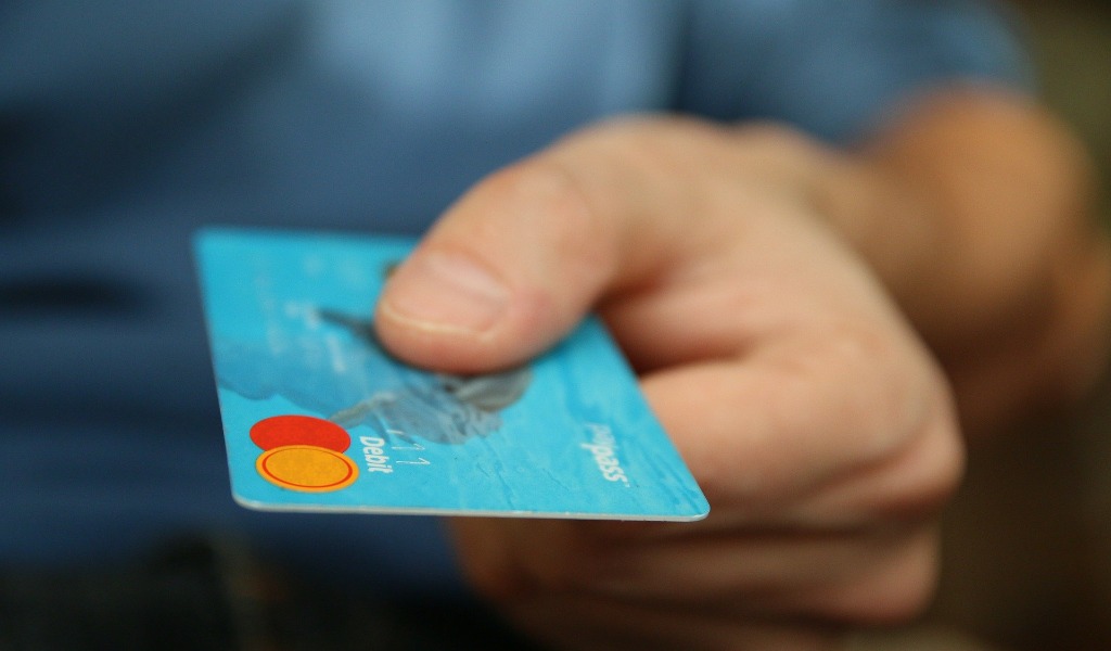 Rubano carta di credito e poi si danno alle pazze spese: denunciata coppia di nomadi
