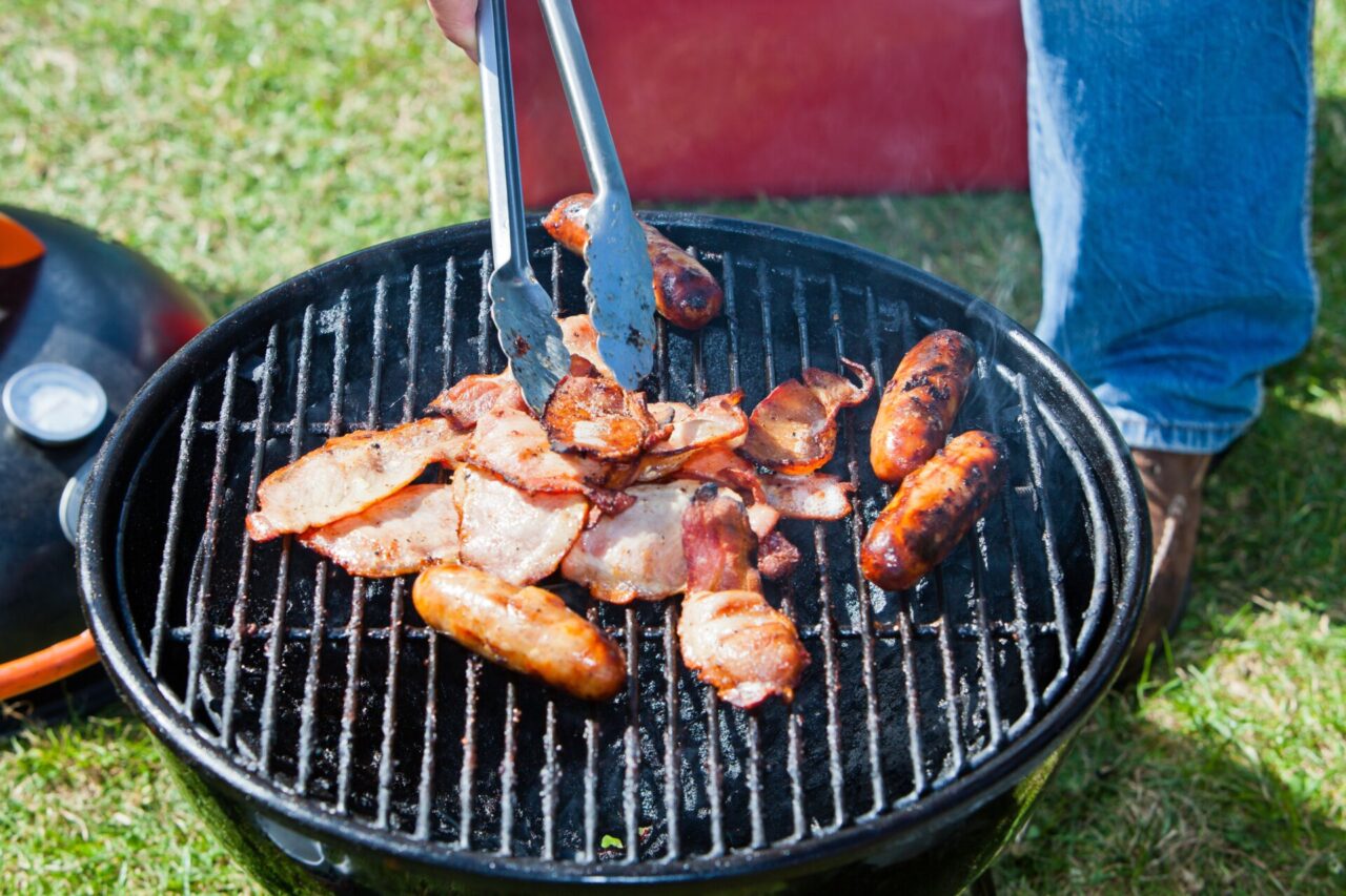 Getta alcol etilico sul barbecue, 43enne gravemente ustionato