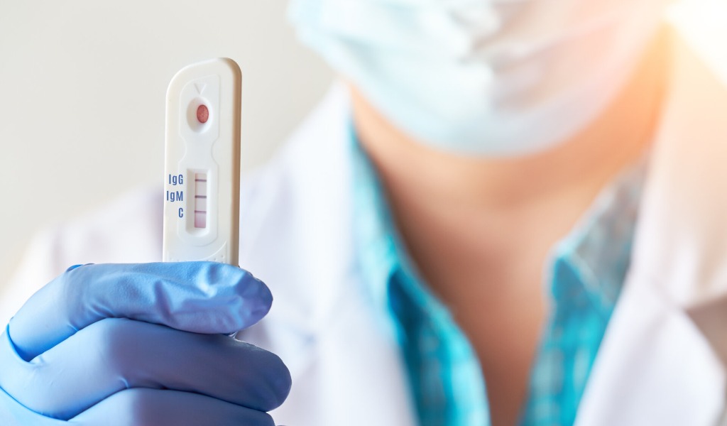 Siziano, tamponi rapidi antigenici senza autorizzazione: stop al poliambulatorio