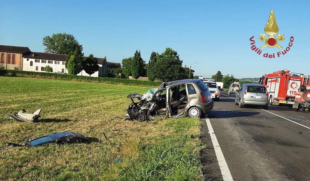 Si schianta contro un camion al ritorno dal lavoro, grave 20enne
