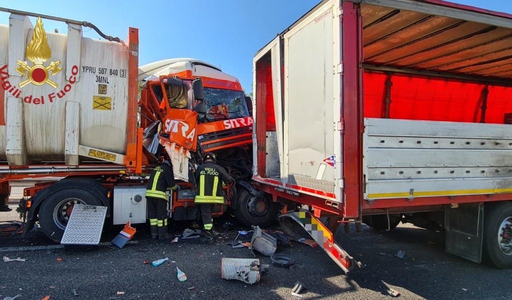 Scontro tra tre mezzi pesanti sulla A21, un camionista rimane incastrato tra le lamiere