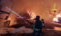 Il video e le foto del vasto incendio in un'azienda agricola di Broni