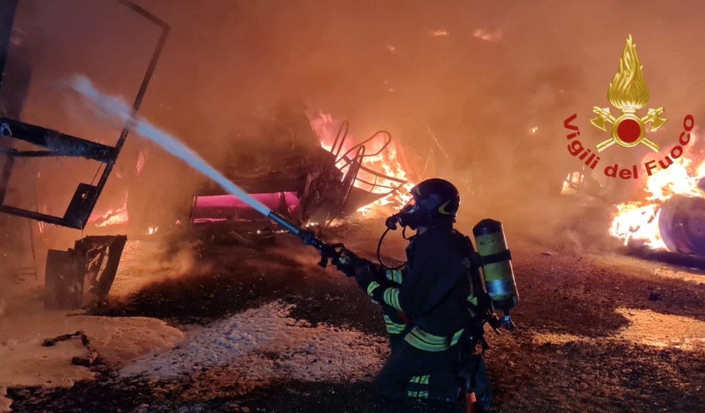 Il video e le foto del vasto incendio in un’azienda agricola di Broni