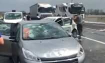 Maxi grandinata in Autostrada, auto distrutte dai chicchi costrette a fermarsi