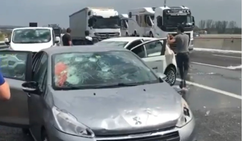 Maxi grandinata in Autostrada, auto distrutte dai chicchi costrette a fermarsi