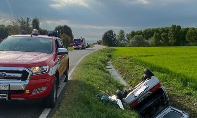 Auto si ribalta sulla Provinciale per Robbio, morto il conducente