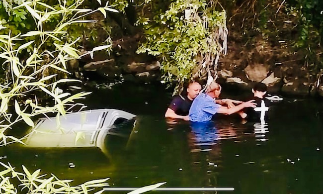 Anziano finisce con l’auto nel Lambro: due passanti si tuffano e lo salvano