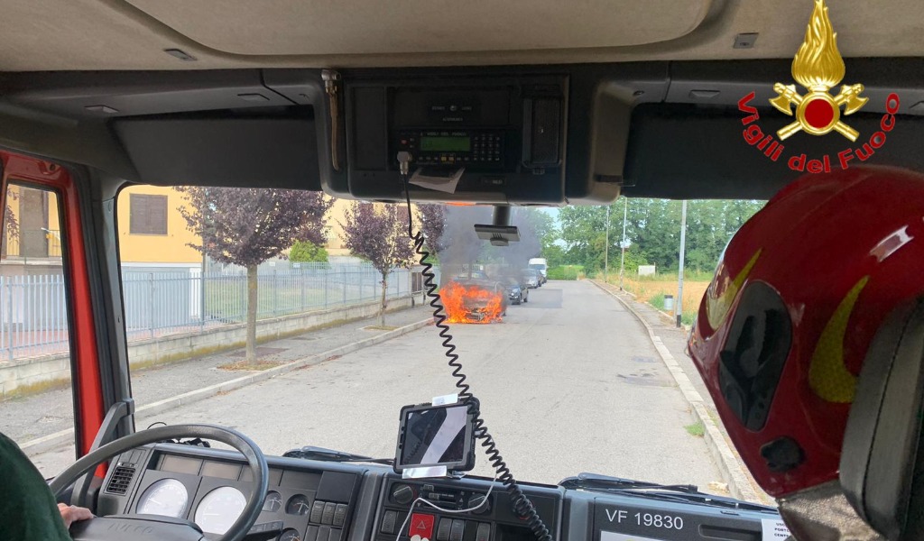 Auto in fiamme a Villanterio: l’intervento dei Vigili del Fuoco