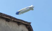 L'enorme dirigibile Goodyear che ha solcato i cieli lombardi si è alzato in volo da Vidigulfo