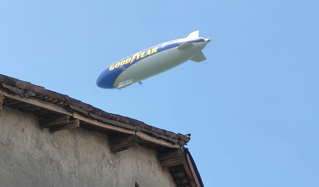 L’enorme dirigibile Goodyear che ha solcato i cieli lombardi si è alzato in volo da Vidigulfo