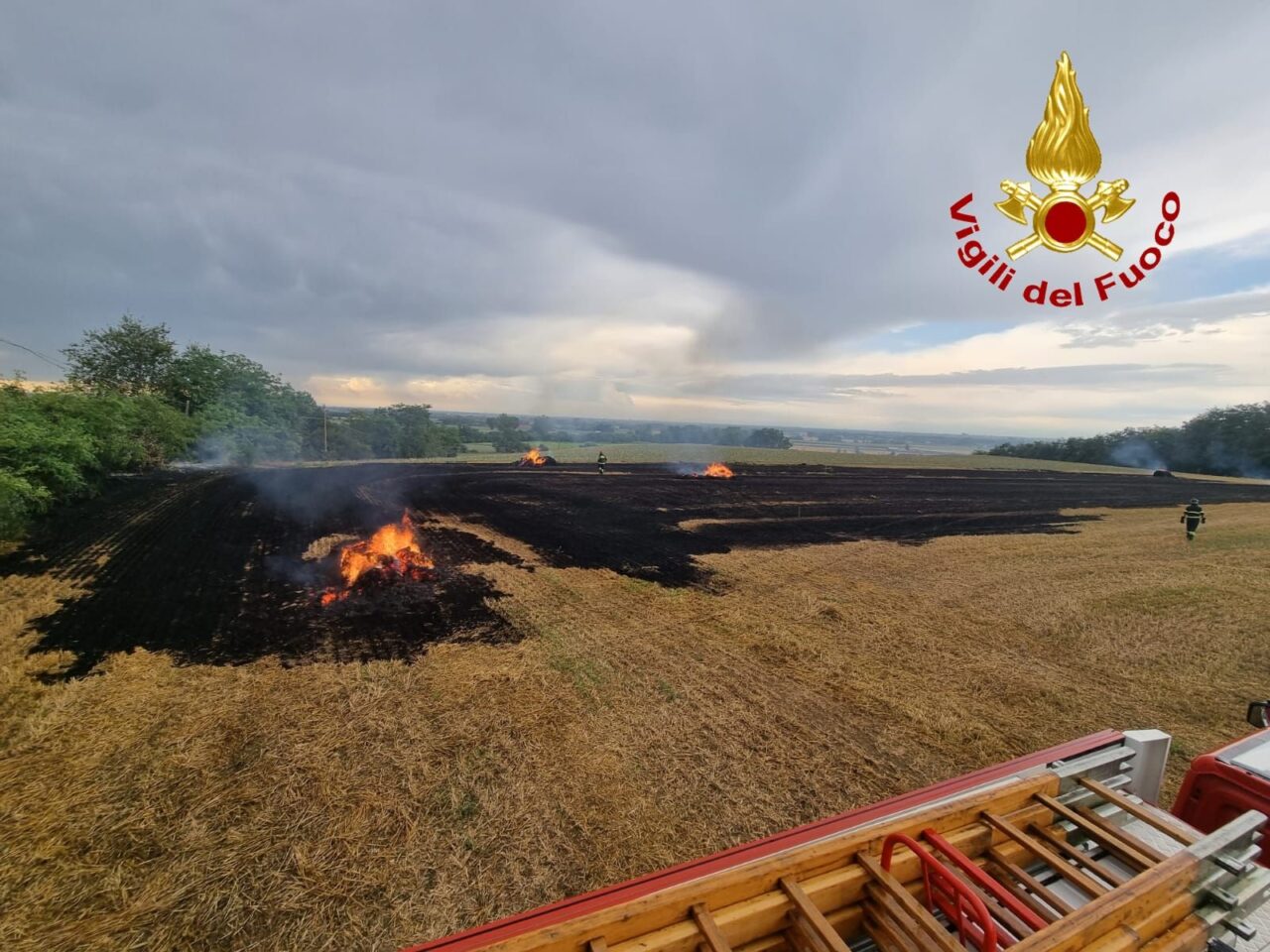 Incendi di sterpaglie in campagna: i Vigili del Fuoco in azione
