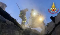 A fuoco il tetto di un'abitazione a Miradolo Terme, i Vigili del fuoco evitano il peggio