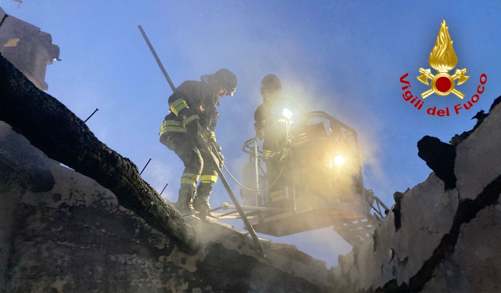 A fuoco il tetto di un’abitazione a Miradolo Terme, i Vigili del fuoco evitano il peggio