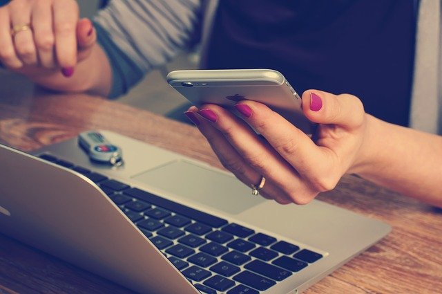 Simula un’aggressione e si autominaccia sui social dando la colpa all’ex: denunciata