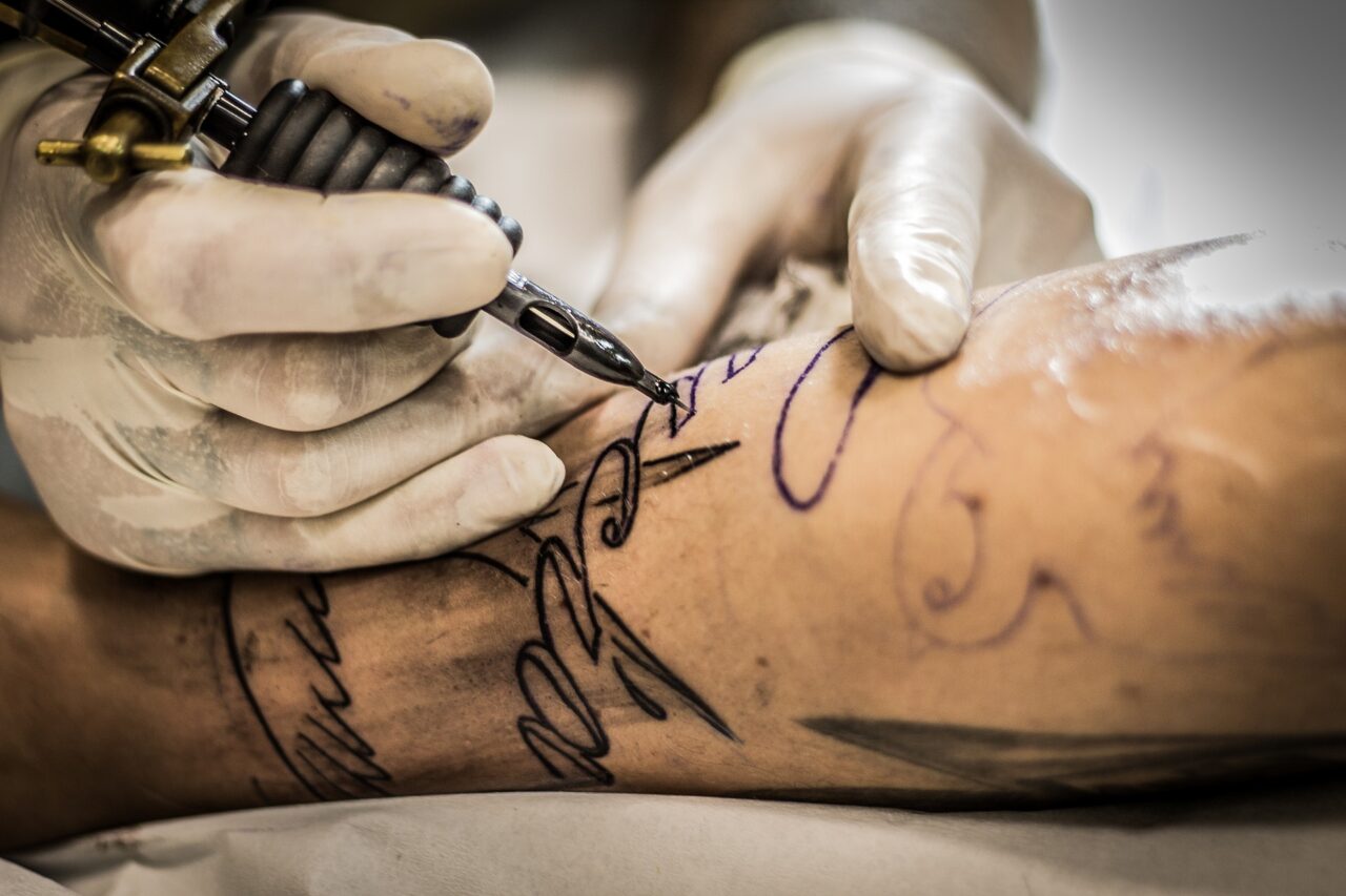 Tatuatori e piercer finalmente riconosciuti: la Lombardia approva la legge