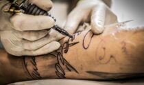 Tatuatori e piercer finalmente riconosciuti: la Lombardia approva la legge