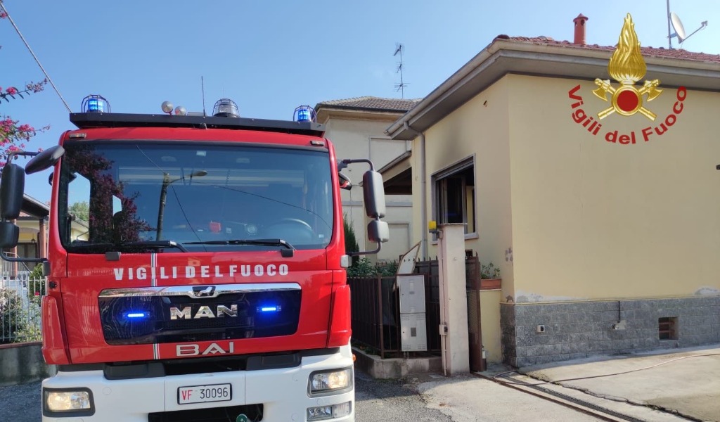 Incendio in villetta, danni ingenti e una donna intossicata
