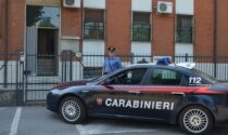 Tentano il furto in un negozio, messi in fuga dai Carabinieri lasciano l'auto sul luogo del crimine
