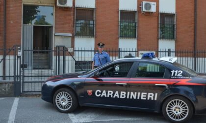 Tentano il furto in un negozio, messi in fuga dai Carabinieri lasciano l'auto sul luogo del crimine