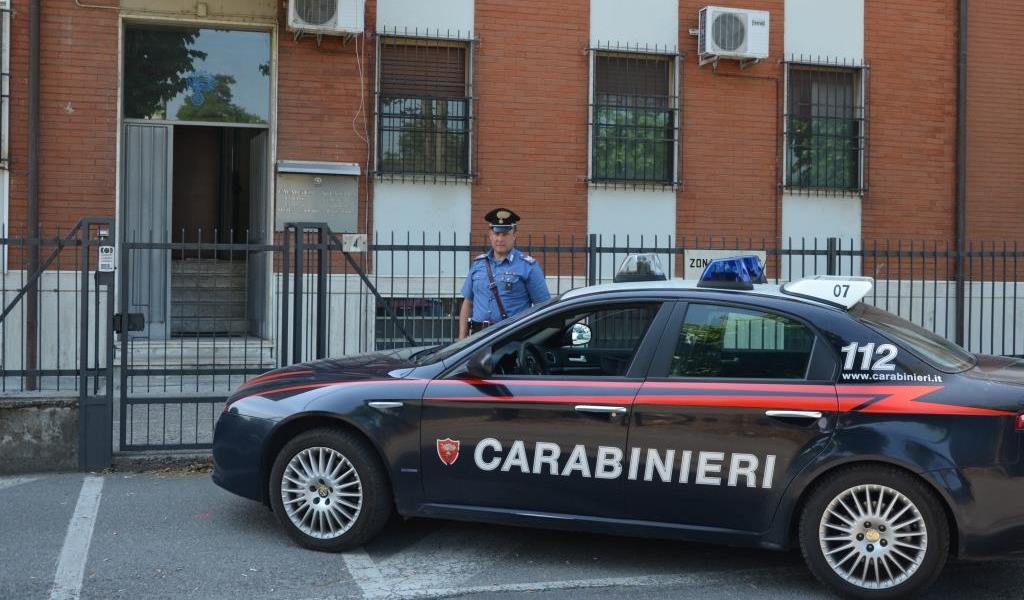 Tentano il furto in un negozio, messi in fuga dai Carabinieri lasciano l’auto sul luogo del crimine