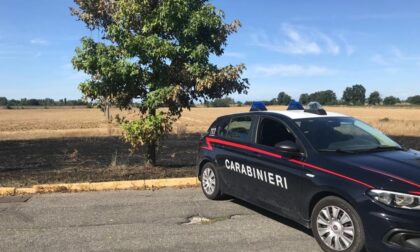 Brucia i suoi effetti personali ma dà fuoco a un campo: 35enne nei guai