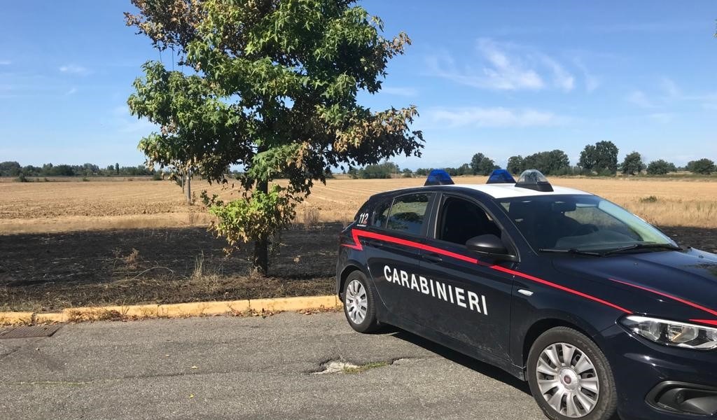 Brucia i suoi effetti personali ma dà fuoco a un campo: 35enne nei guai