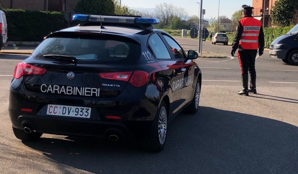 In tasca hashish, a casa cinque piante di marijuana: 23enne arrestato per spaccio