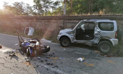 Incidente tra auto e moto: due morti. Le foto del tragico schianto