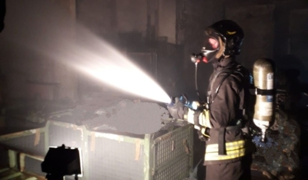A fuoco un deposito di materiale plastico, fiamme appiccate per gelosia