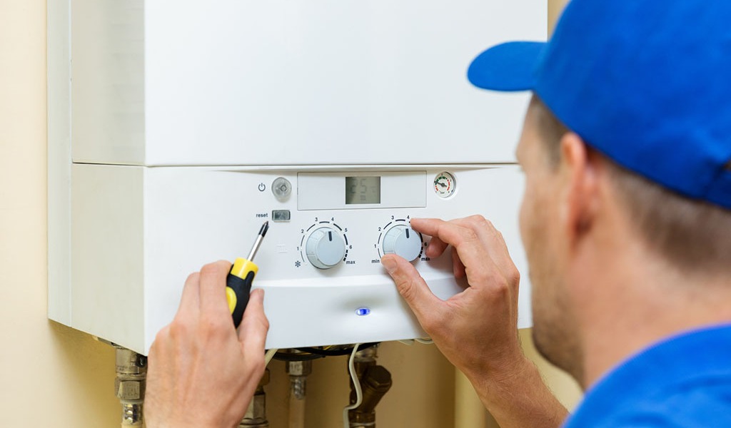 Installa abusivamente una caldaia all’insaputa del datore di lavoro: denunciato