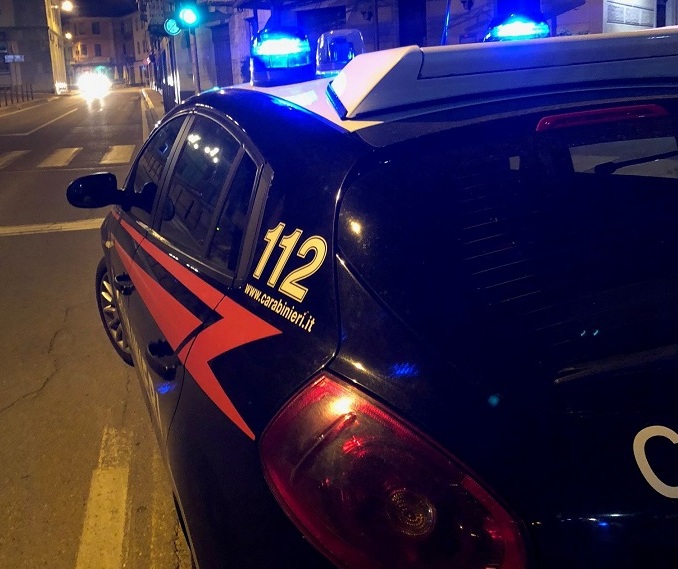 Vanno a mangiare una pizza e al momento del conto estraggono una pistola: arrestati