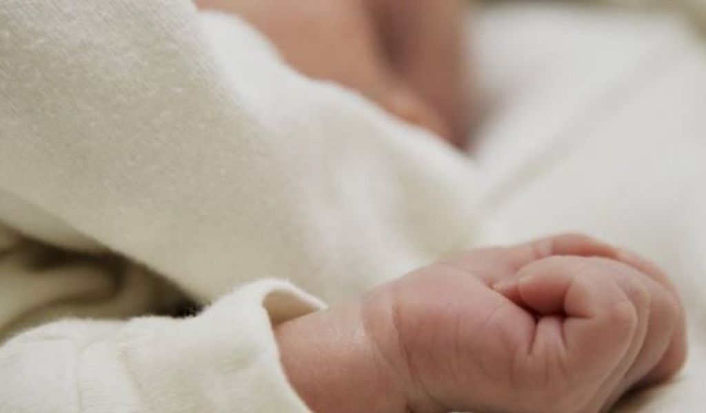 Bimba di 6 mesi cade a terra dopo un litigio tra i genitori, la mamma: “Lanciata dal papà”