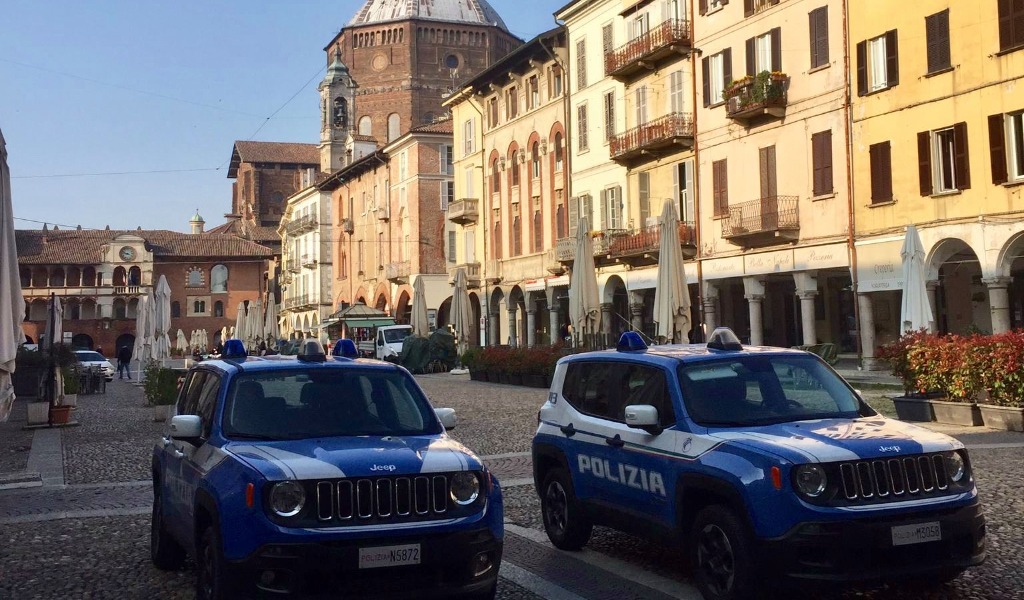 Ricercato per rapina inseguito e arrestato da poliziotto fuori servizio