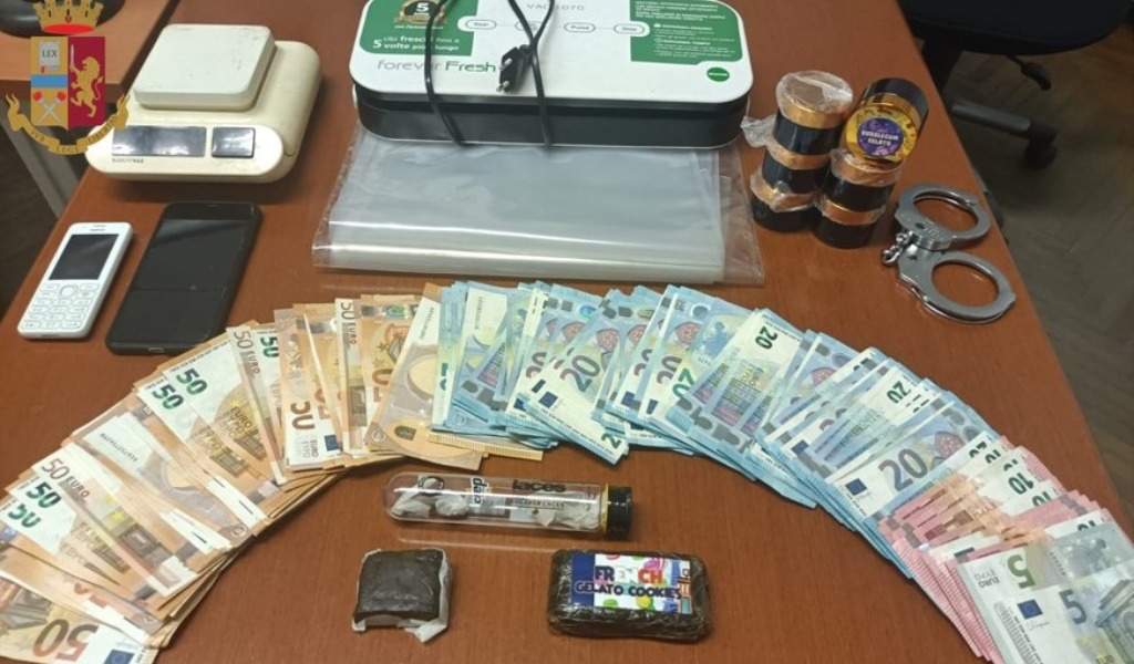 Nel casolare hashish e 5mila euro in contanti, arrestato pusher 29enne