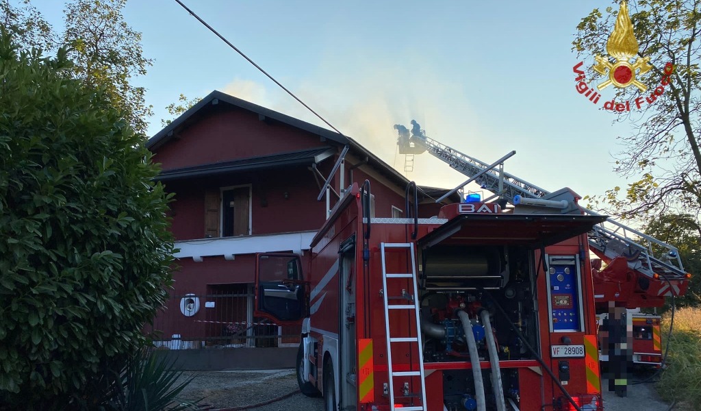 Incendio tetto ad Arena Po: fiamme spente in diverse ore di lavoro