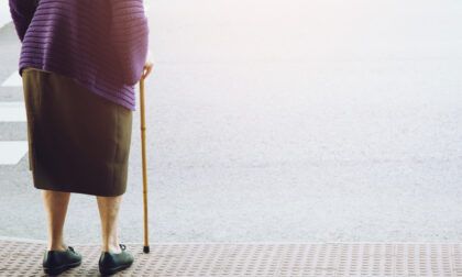 E' distratta e investe una 80enne: la spinge a bordo strada e poi se ne va