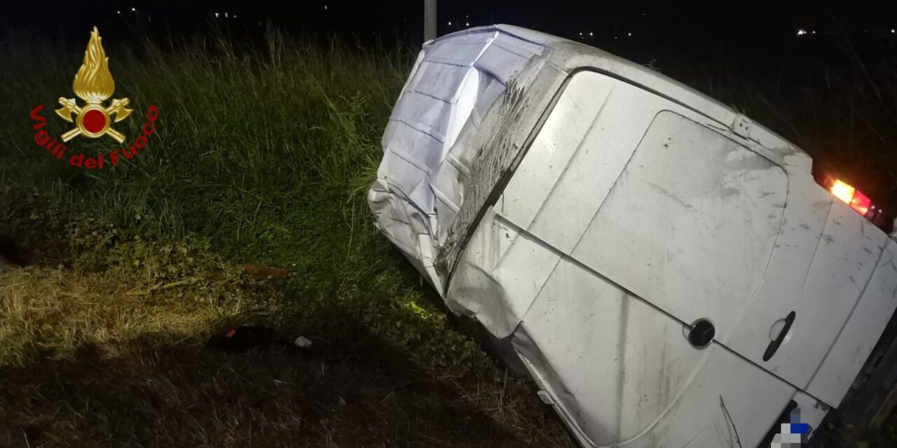 Fuori strada col furgone, grave 36enne sbalzato dal mezzo