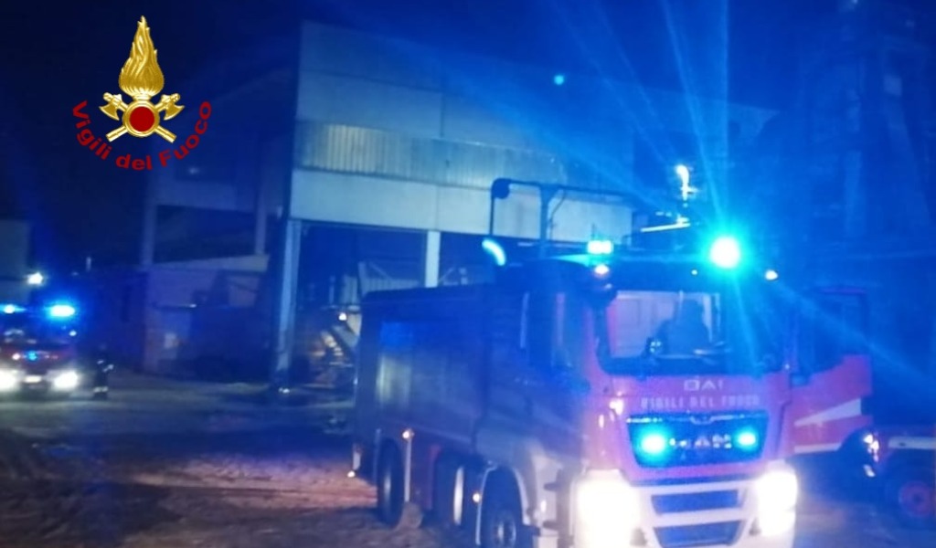 Incendio in una ditta di lavorazioni legno, a fuoco un essiccatore