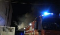 Incendio in una rivendita di pneumatici: due palazzi evacuati, ore di lavoro per domare le fiamme