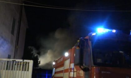 Incendio in una rivendita di pneumatici: due palazzi evacuati, ore di lavoro per domare le fiamme