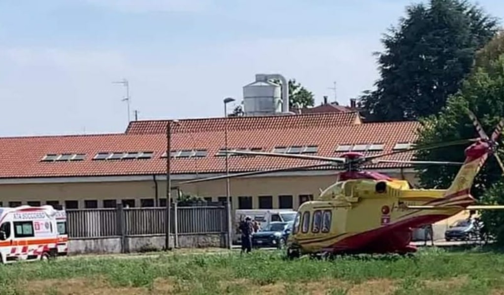 Cade dal balcone, gravissimo dopo un volo di quattro metri