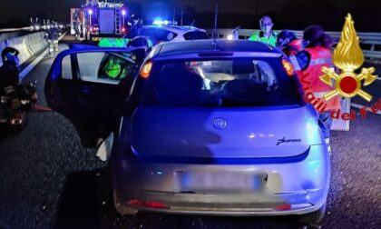 Dopo l'incidente rimane incastrata nell'auto, 46enne soccorsa in A1