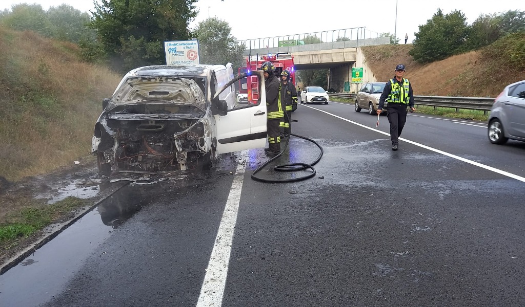 Furgone a fuoco in Tangenziale a Pavia, traffico nel caos