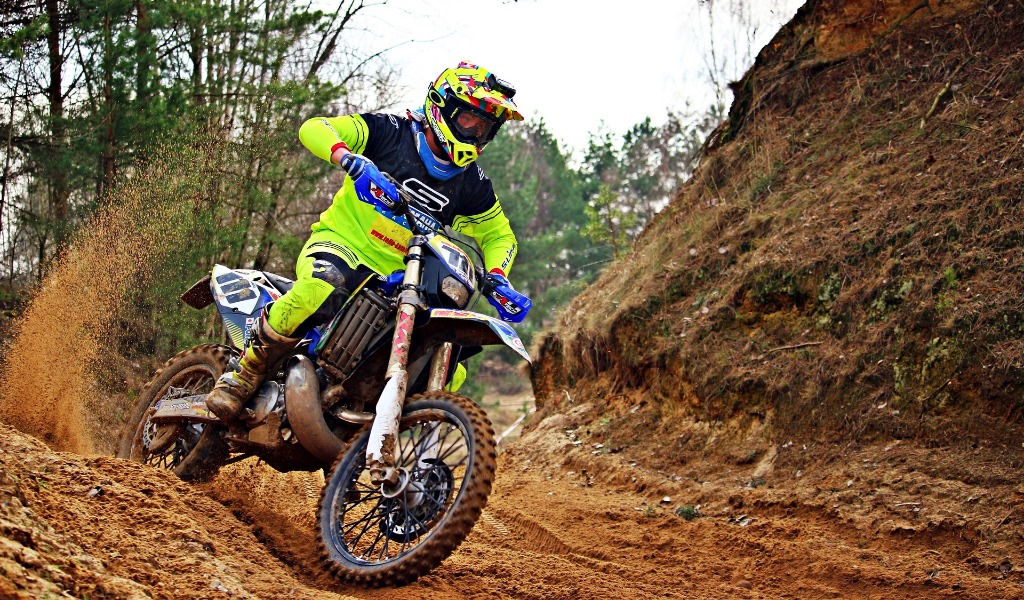 Cade con la moto da enduro in un burrone: trovato da cacciatori dopo due ore, è grave