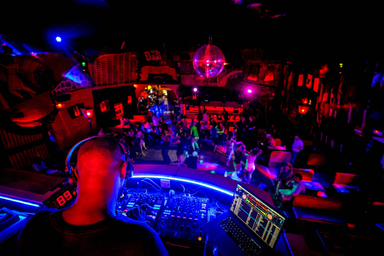 Il Governo valuta la riapertura delle discoteche. Teatri e cinema verso la capienza al 75-80%