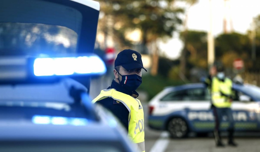 La lite davanti al bar finisce con una coltellata al fianco, aggressore in fuga