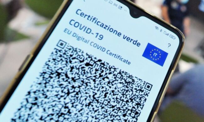 Green pass scuola, l’obbligo per i genitori fa discutere. I presidi: “Creerà assembramenti”
