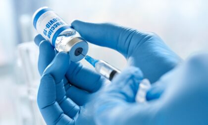Vaccini anti Covid bivalenti, ora disponibili anche in 605 farmacie lombarde