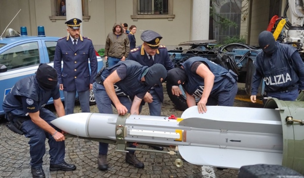 Attentato contro Salvini? No, il missile (trovato a Rivanazzano) era un “bizzarro complemento d’arredo”
